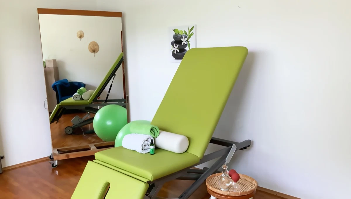 Übungsraum mit Spiegel und Therapiebank in der Physiotherapie Rado Koblenz